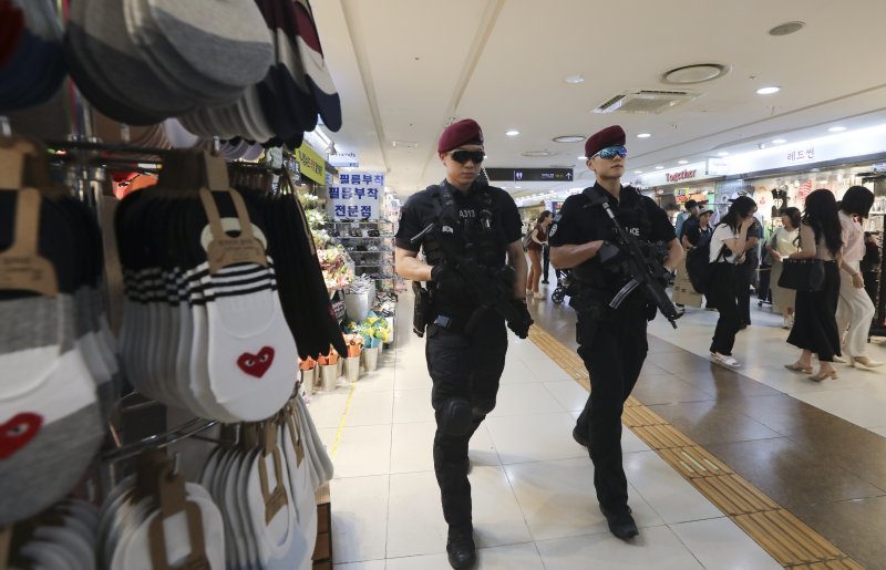 '묻지마 칼부림' 사건 발생으로 시민들의 불안감이 커지고 있는 7일 서울 강남구 강남역 인근에서 무장한 경찰특공대 대원들이 순찰을 하고 있다. /사진=뉴시스
