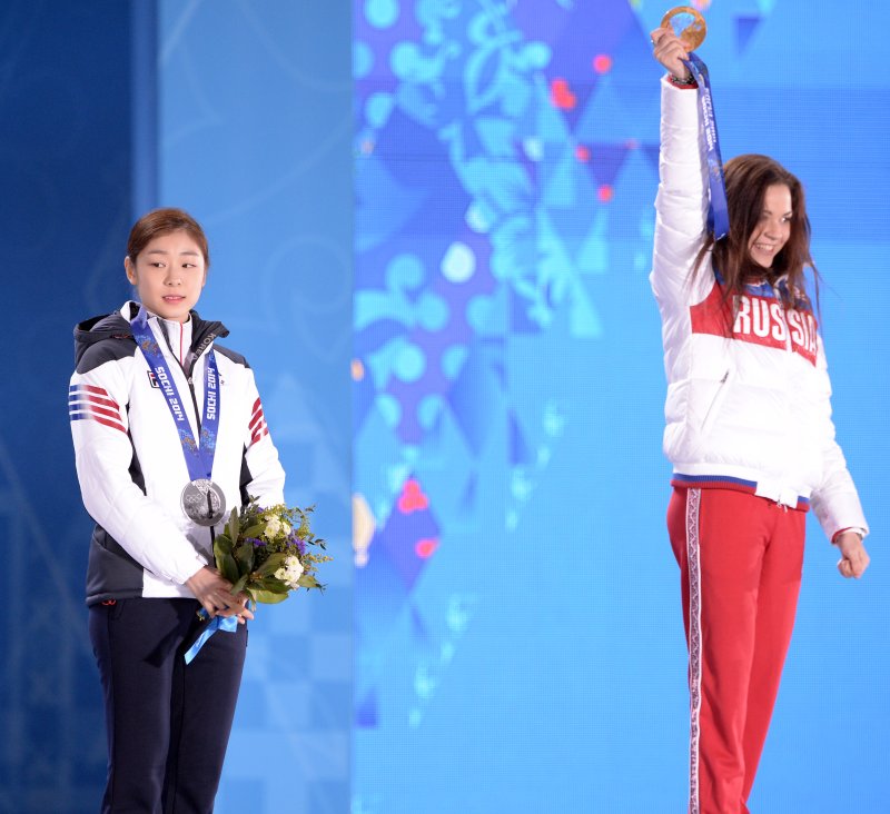 【소치(러시아)=뉴시스】김인철 기자 = 소치올림픽 여자 피겨 스케이팅에서 은메달을 차지한 김연아가 21일 오후(현지시각) 러시아 소치 해안클러스터 올림픽파크 메달프라자에서 열린 메달세리머니에서 금메달을 차지한 러시아 아델리나 소트니코바를 외면하고 있다. 2014.02.22. yatoya@newsis.com /사진=뉴시스