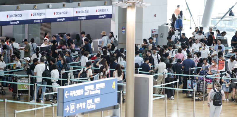 7일 인천국제공항 제1여객터미널 출국장이 이용객들로 붐비고 있다. 2023.8.7/뉴스1 ⓒ News1 김도우 기자