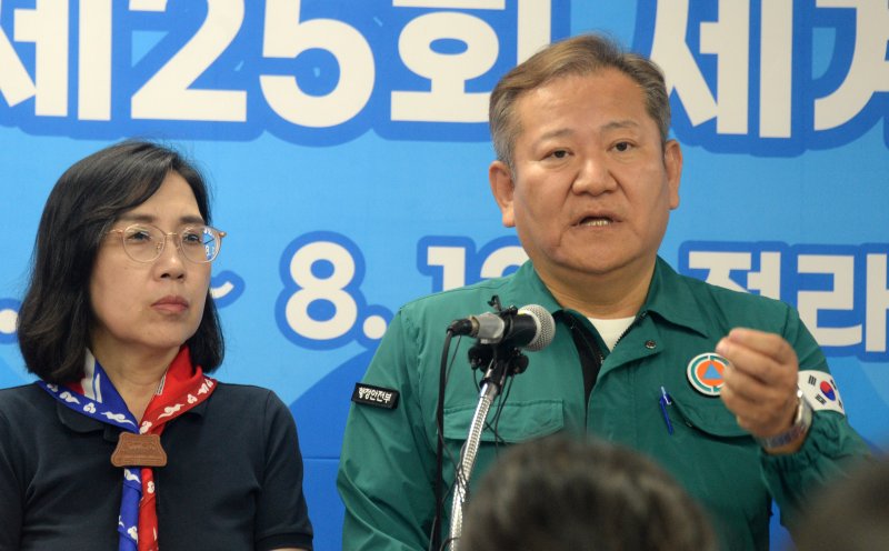 이상민 행정안전부 장관(우측)이 8일 새만금 세계스카우트잼버리 비상대피 상황에 대해 브리핑하고 있다. 뉴시스