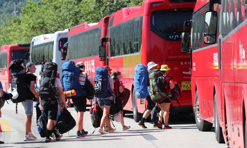 8일 전북 부안 새만금 세계스카우트잼버리 야영장에서 비상대피를 위해 버스에 오르는 스카우트 대원들. 뉴시스