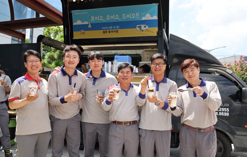 동국제강그룹, 폭염속 제강 현장 직원들에 냉음료 제공