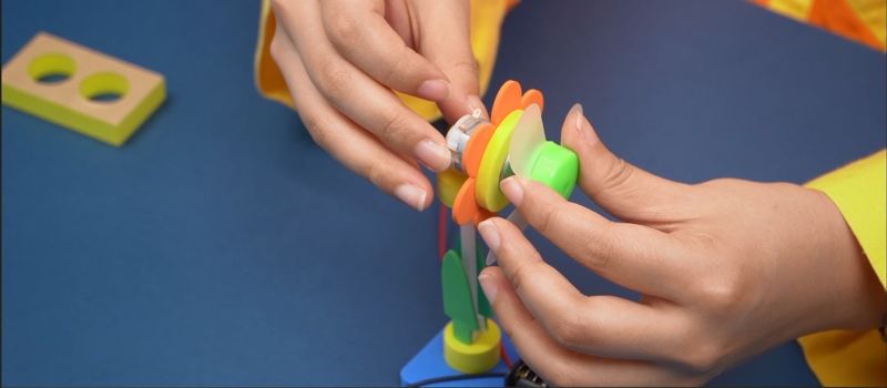 광주과학관의 온라인 과학교실은 어디에서든 과학관에서 준비한 영상을 통해 탁상용 꽃 선풍기 키트를 조립하며 쉽게 배울 수 있다. 광주과학관 제공