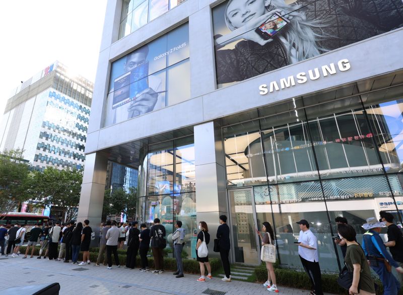 8일 오전 9시 개장을 앞둔 서울 서초구 강남대로 인근에 위치한 '서울 강남'에서 방문객들이 사전판매 제품 수령을 위해 건물 밖에 대기하고 있다. 삼성전자 제공