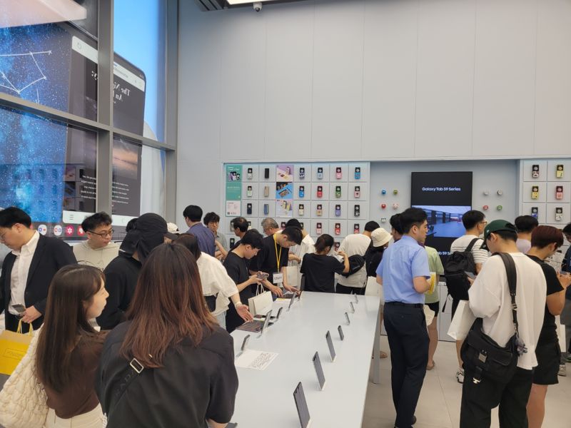갤럭시Z플립5·폴드5의 사전판매분에 대한 사전개통이 시작된 8일 방문한 '삼성 강남'에서 방문객들이 제품과 액세서리를 둘러보고 있다. 사진=김준혁 기자