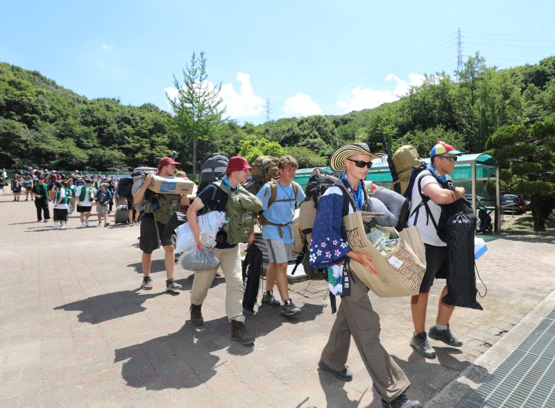 새만금 세계스카우트잼버리에서 조기 철수한 독일 대원들과 지도자들이 8일 오후 경기 용인시 처인구 명지대학교 기숙사에 도착해 짐을 옮기고 있다. 뉴스1 제공.