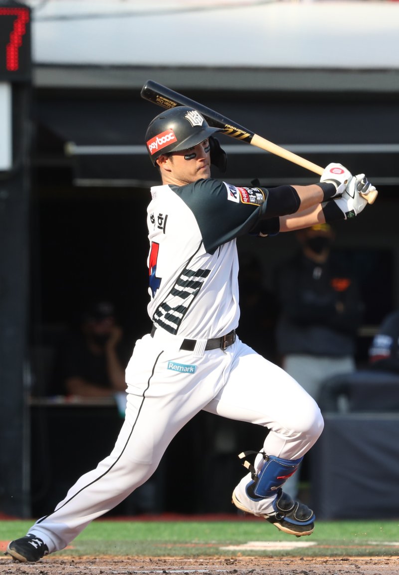 13일 오후 경기도 수원시 장안구 KT위즈파크에서 열린 ‘2021 신한은행 SOL KBO리그’ KT 위즈와 한화 이글스 경기, 3회말 무사 상황 KT 김병희가 안타를 치고 있다. 2021.6.13/뉴스1 ⓒ News1 김영운 기자
