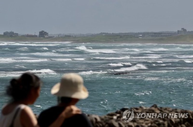 태풍 '카눈' 한반도 관통…중대본&middot;위기경보 모두 최고 단계