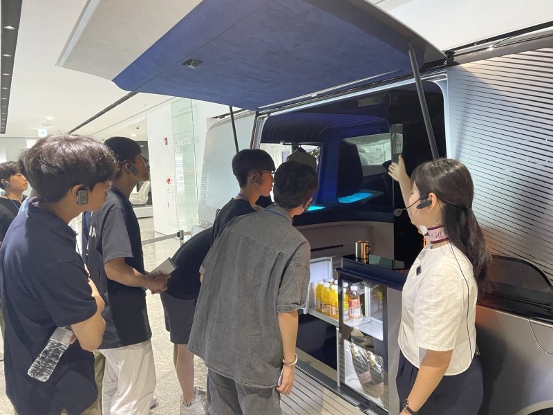 서울 마곡 LG사이언파크 이노베이션 갤러리에 전시된 '커넥티드 카'를 살펴보는 학생들.