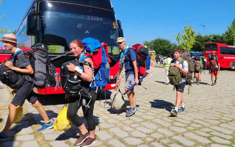 8일 전북 부안군 새만금 세계스카우트잼버리 캠프에서 스카우트 대원들이 야영지를 떠나고 있다. 이날 3만6000여명의 대원들이 새만금 캠프에서 조기철수했다. 사진=강인 기자