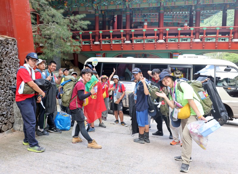 [단양=뉴시스] 이도근 기자= 전북 새만금 야영지에서 철수한 세계스카우트잼버리 일본 대원들이 8일 오후 충북 단양 구인사에 도착해 기념촬영하고 있다. (사진=단양군 제공) 2023.8.8. photo@newsis.com *재판매 및 DB 금지