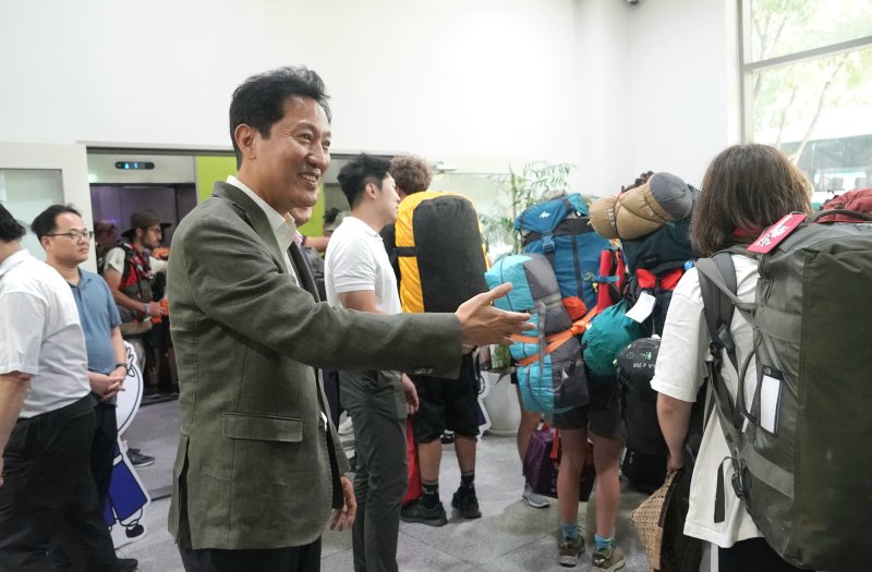 지난 8일 오세훈 서울시장이 잼버리 참가자들이 머무르고 있는 성균관대 글로벌센터를 방문해 대원들과 인사를 나누고 있다. 서울시 제공