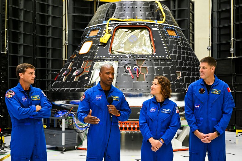 지난해 8월 8일 미국 플로리다주 케이프 케이프커내버럴의 케네디 우주센터에서 미 항공우주국(NASA·나사)의 아르테미스 프로그램 2단계 계획(아르테미스Ⅱ)에 참여하는 4명의 우주비행사들이 오리온 우주선의 승무원 모듈 앞에서 대화하고 있다.AFP연합뉴스