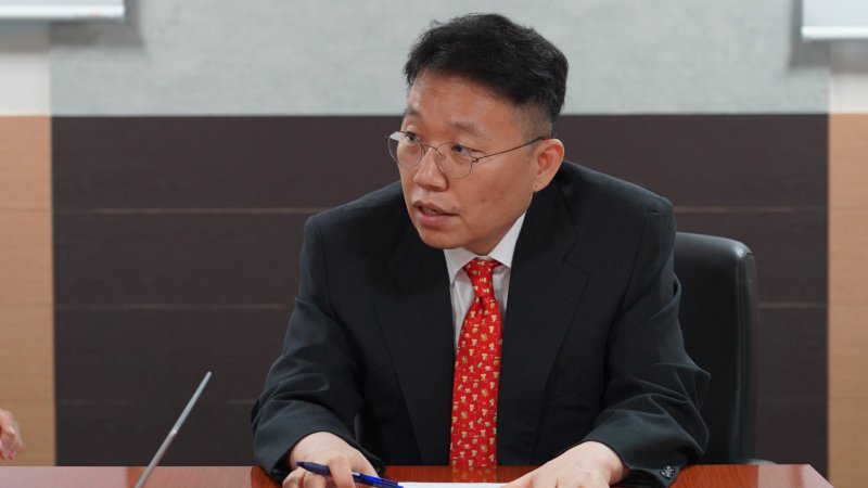 [서울=뉴시스]지난달 31일, 정익중 아동권리보장원장이 종로구에 위치한 본부에서 뉴시스와 인터뷰를 가지고 있다. (사진=아동권리보장원 제공) 2023.08.02. photo@newsis.com *재판매 및 DB 금지