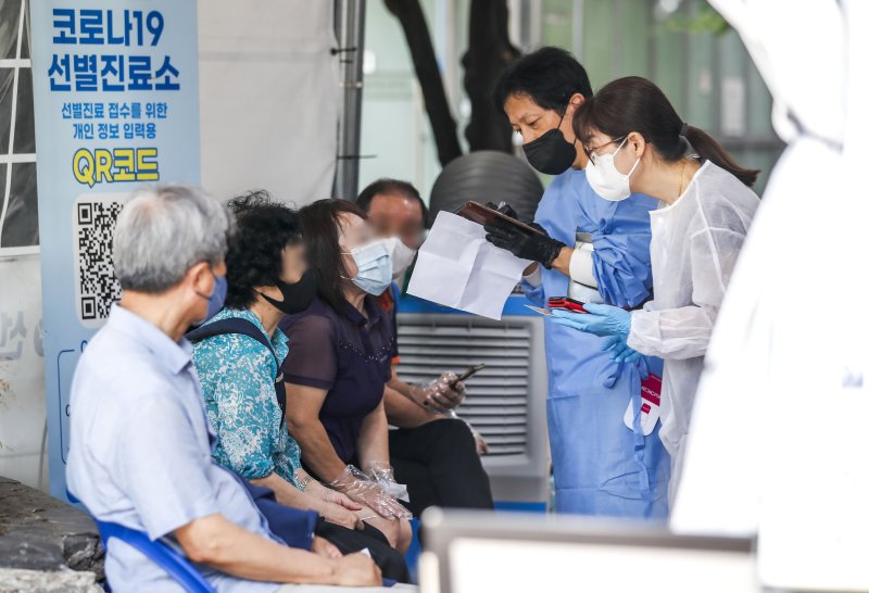 9일 오전 서울 영등포보건소 선별진료소를 찾은 시민들이 코로나19 검사를 받기 위해 대기하고 있다. 뉴시스 제공.