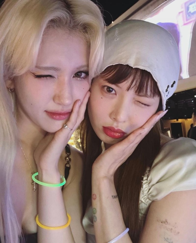 현아, 전소미 '입술 뽀뽀♥'에 깜짝…대체 무슨 일? - 파이낸셜뉴스