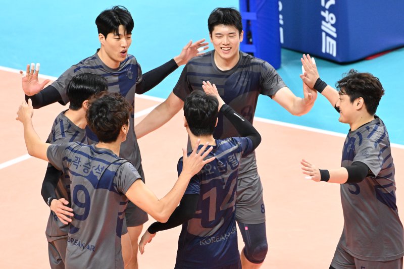 10명 만으로 2연승의 신바람을 낸 대한항공 (한국배구연맹 제공)