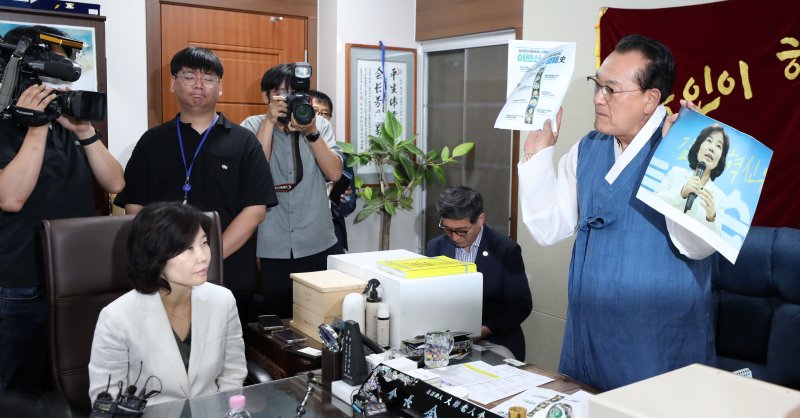 김호일 대한노인회장이 3일 서울 용산구 대한노인회 중앙회에서 노인 비하 발언 논란으로 사과 방문한 김은경 더불어민주당 혁신위원장에게 사과를 받고 면담을 하는 중 더불어민주당 노인 폄하 발언사가 담긴 문서와 김 위원장의 사진을 들고 항의하고 있다. 2023.8.3/뉴스1 ⓒ News1 국회사진취재단 /사진=뉴스1