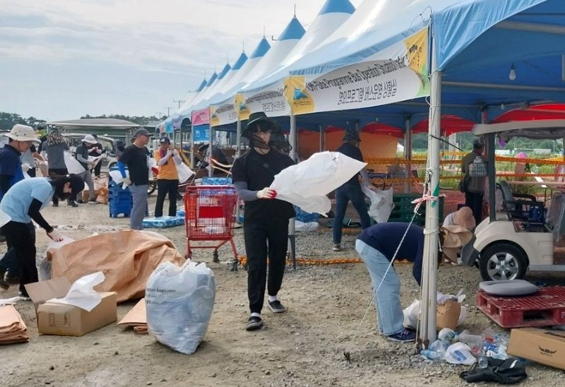 9일 전북 부안 새만금 세계스카우트잼버리 야영장에서 공무원과 자원봉사자들이 현장을 정리하는 모습. 전북도 제공