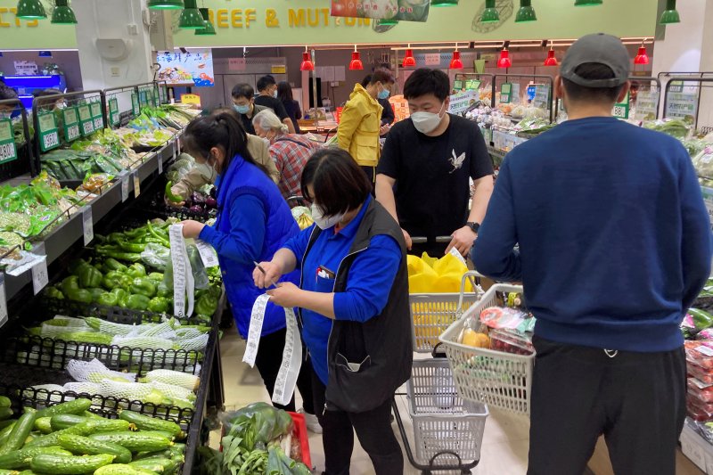 중국 베이징의 한 슈퍼마켓에서 시민들이 장을 보고 있다. 로이터 뉴스1
