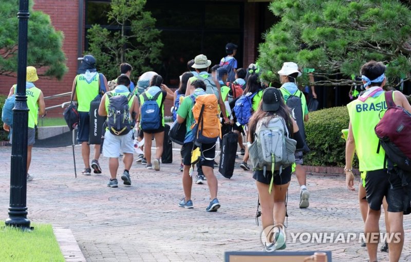 2023 새만금 세계 스카우트 잼버리에서 조기 퇴영한 대원들이 8일 오후 대전시 유성구 삼성화재 연수원에 도착해 숙소로 이동하고 있다. 연합뉴스