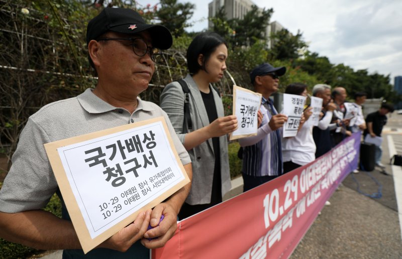 [서울=뉴시스] 김선웅 기자 = 이태원 참사 유가족들이 9일 서울 서초구 서울중앙지법 앞에서 참사 유가족 합법집회 '경찰폭력'에 대한 국가배상 청구 기자회견을 열고 경찰이 정당한 집회활동을 방해하고 위법하게 폭력대응을 했다고 말하며 이를 규탄하고 집회시위 자유 침해 중단을 촉구하고 있다. 2023.08.09. mangusta@newsis.com /사진=뉴시스