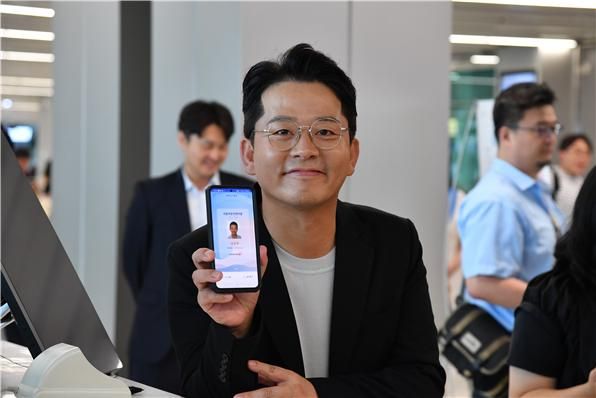 개그맨 김준호씨가 9일 김포공항 국내선청사에서 진행된 '찾아가는' 모바일 운전면허증 발급행사에서 모바일 운전면허증을 발급 받은 뒤 포즈를 취하고 있다.