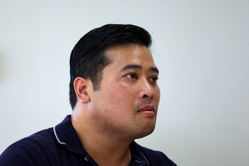 태국 국왕의 둘째 아들 바차라에손 위왓차라웡(42)이 해외 생활 27년만에 귀국한 가운데 8일(현지시간) 그가 방콕의 한 보육원을 방문하고 있다. 2023.08.08/ ⓒ 로이터=뉴스1 ⓒ News1 박재하 기자