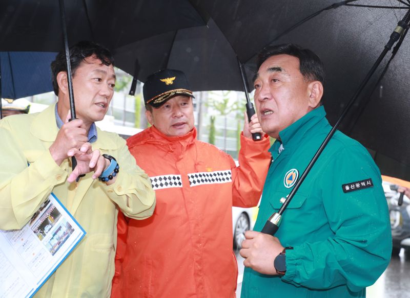 김두겸 울산시장(오른쪽)이 9일 오전 울산 태화강가 인접한 삼호교 아래 지하 차도를 찾아 안전점검을 벌이고 있다.