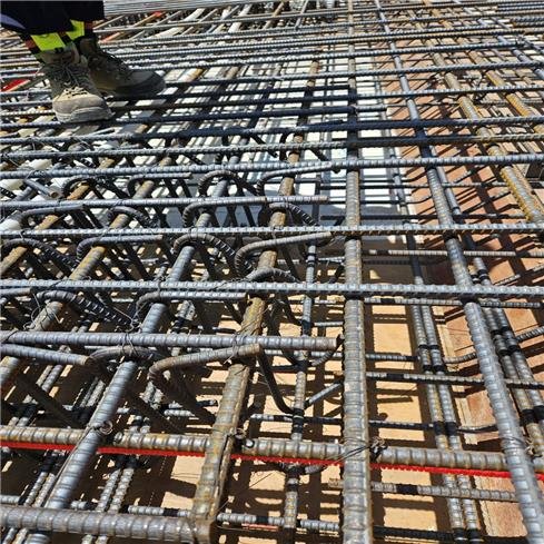 [서미숙의 집수다] ② "층간소음에 강하다?"…무량판에 대한 오해와 진실 LH의 슬래브와 기둥 접합부위 전단보강근 시공 모습. 작업자가 ㄷ자형의 보강근을 일일히 배근해야 한다. [LH 제공. 재판매 및 DB 금지]