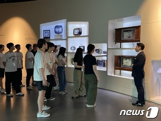 미래캠프 참여 대학생들이 삼성이노베이션뮤지엄에서 가전 및 TV의 변천사를 관람하는 모습. 2023.8.9/뉴스1 ⓒ News1 강태우 기자
