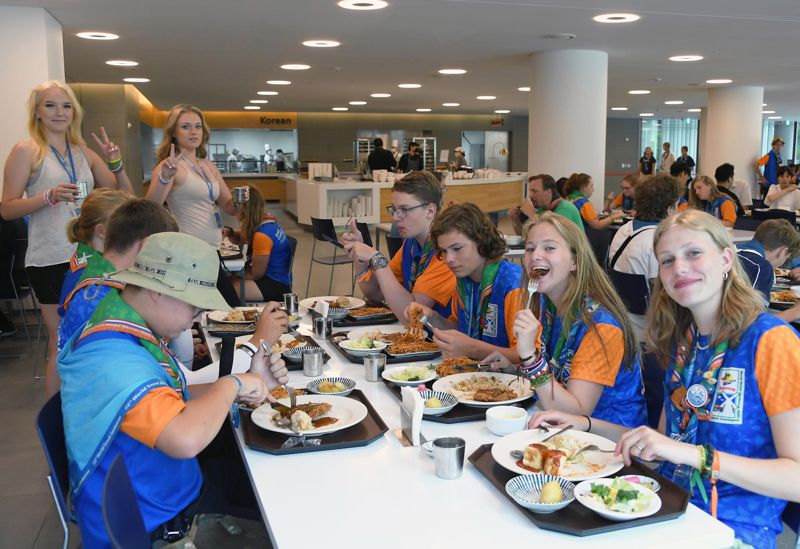 경기 용인 소재 현대차그룹 인재개발원 마북캠퍼스에 입소한 네덜란드 스카우트 대원들이 9일 점심 식사를 하며 즐거워 하고 있다. 현대차그룹 제공