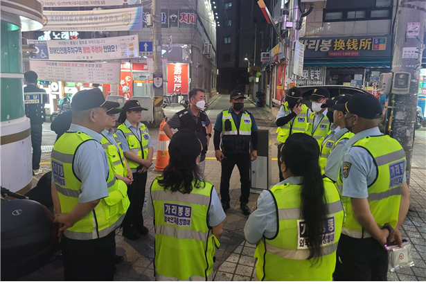 서울 구로구의 외국인밀집지역에서 서울 구로경찰서 경찰관과 외국인자율방범대 합동으로 특별순찰활동을 진행하고 있다. /사진=서울 구로경찰서 제공