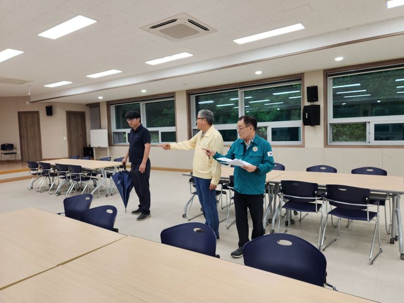 경북도가 간부공무원들을 시·군별로 지정해 태풍 '카눈' 북상에 따른 주민안전을 위한 긴급대피소 지정 및 사전점검을 실시했다.