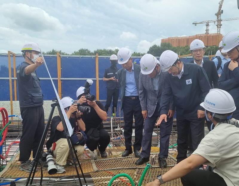 원희룡 국토교통부 장관이 경기 화성 비봉지구 A3블록을 찾아 관계자로부터 감리와 관련해 브리핑 받고 있다. /신현우 기자 /사진=뉴스1