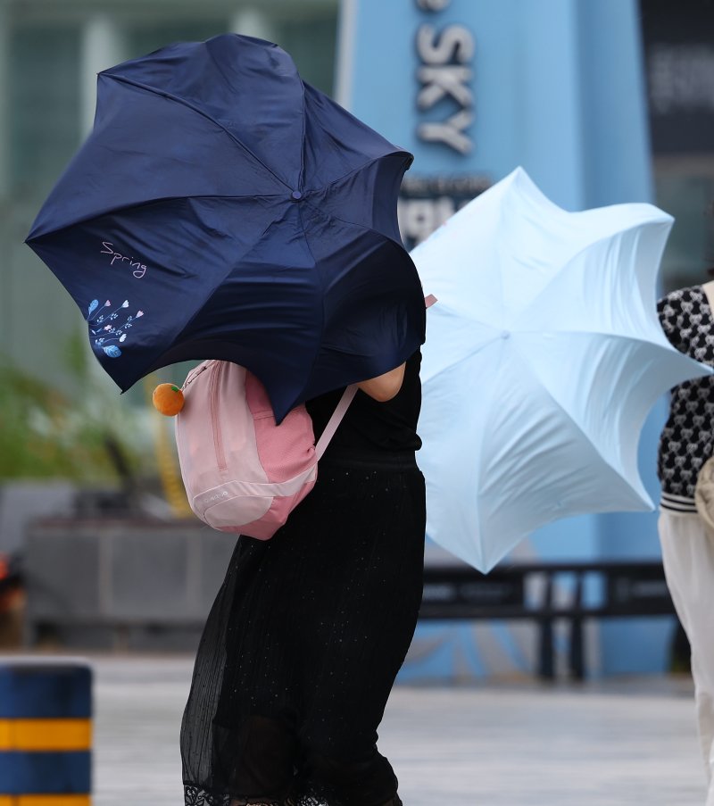 '카눈' 오늘 오전 부산 근접...최대 400㎜ 물폭탄 뿌린다 [태풍 카눈 한반도 관통 '초긴장']