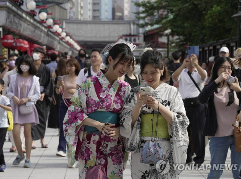 일본 도쿄 센소지의 관광객들