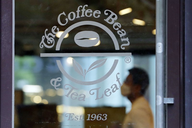 [서울=뉴시스] 최동준 기자 = 커피빈은 오는 5월10일부터 일부 티 음료를 제외한 커피 등 주요 제품 50여종 가격을 100~300원씩 인상한다. 지난 2월 커피 음료 등 49종에 대한 제품 가격을 100원씩 인상한 지 3개월만에 또 다시 추가 인상에 나선 것이다. 사진은 8일 서울 시내 커피빈 모습. 2022.05.08. photocdj@newsis.com