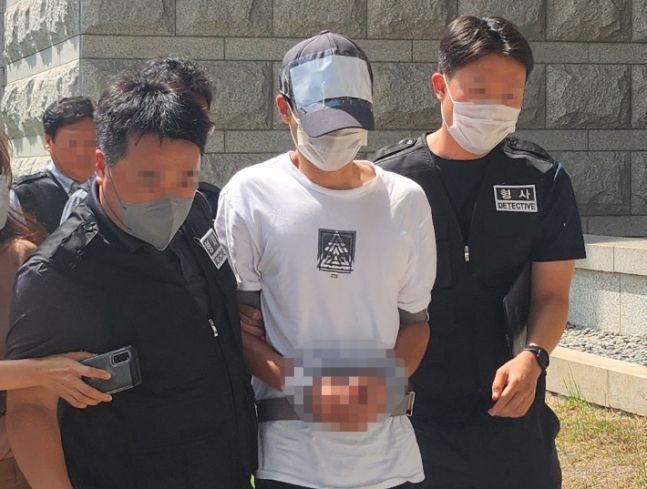 지난 5일 오후 '교사 피습 사건'의 피의자 A씨가 구속 전 피의자 심문(영상실질심사)을 받기 위해 대전지법에 출석하고 있다. 연합뉴스
