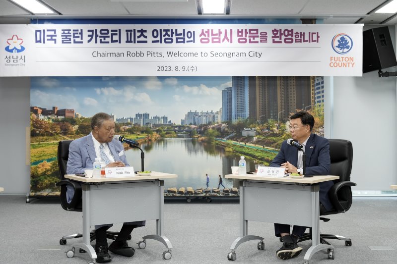 신상진 시장이 롭 피츠 미 조지아주 풀턴 카운티 의장과 차담을 하고 있는 모습.(성남시 제공)