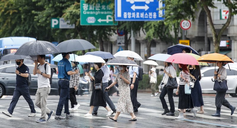 제6호 태풍 '카눈'이 한반도에 북상한 10일 오전 서울 종로구 광화문사거리에서 우산을 쓴 시민들이 발걸음을 재촉하고 있다.뉴스1