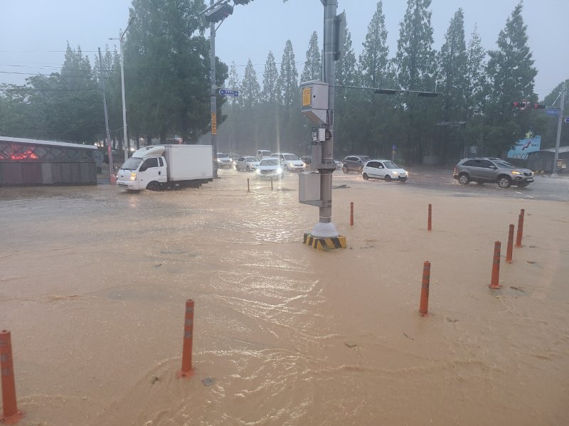 [창원=뉴시스] 강경국 기자 = 제6호 태풍 '카눈'의 영향으로 10일 경남 창원시에 많은 비가 내린 가운데 성산구 삼동동 삼동지하차도 인근 도로가 불어난 빗물에 침수돼 차량들이 서행을 하고 있다. (사진=창원소방본부 제공). 2023.08.10. photo@newsis.com *재판매 및 DB 금지