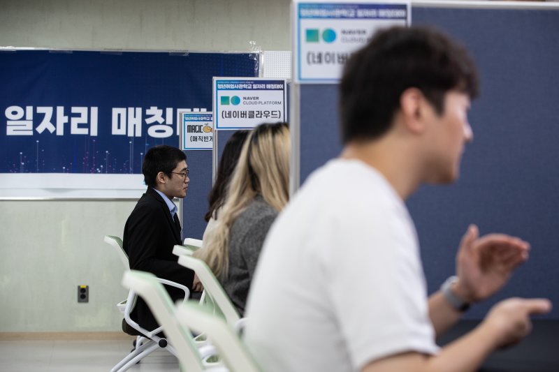 청년 구직자들이 서울 용산구 청년취업사관학교 용산캠퍼스에서 열린 일자리 매칭데이에서 면접을 보고 있다. 2023.5.23/뉴스1 ⓒ News1 유승관 기자