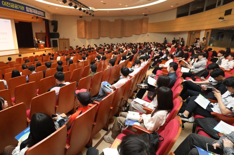 코로나19 확산 사태 이후 4년 만에 대면으로 열린 채용설명회를 찾은 취업준비생들이 공공기관 관계자의 채용 설명을 듣고 있다. 2023.5.11/뉴스1 ⓒ News1 공정식 기자
