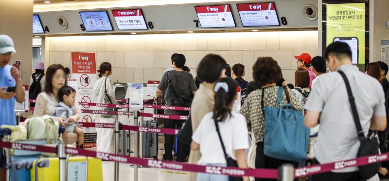 지난 10일 서울 강서 김포국제공항 국내선 체크인 카운터가 일부 운항 항공편을 탑승하려는 승객들로 붐비고 있다. 뉴시스 제공