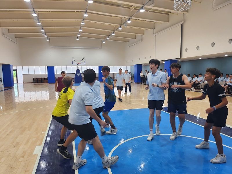 경기 기흥에 위치한 신한은행 연수원 ‘블루캠퍼스’에서 스페인 잼버리 대원들과 신한은행 신입직원 연수생들이 농구 경기하는 모습. 신한은행 제공.