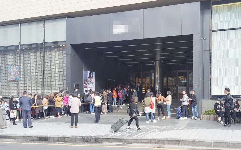 【제주=뉴시스】 1일 오전 제주도 제주시내 한 대형 외국인면세점 앞에서 개장을 기다리는 중국인 관광객들이 줄을 서고 있다. 뉴시스DB. photo@newsis.com