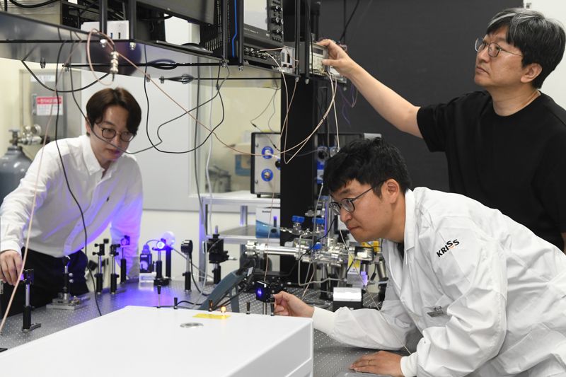 표준과학연구원(KRISS) 연구진이 온실가스 측정을 위한 레이저 분광기 시스템을 점검하고 있다. 표준과학연구원 제공