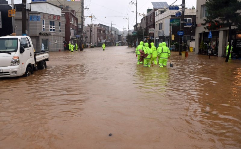 태풍 카눈의 영향으로 많은 비가 내린 10일 오후 고성군 거진 시내 도로가 침수되는 피해가 발생했다. 연합뉴스