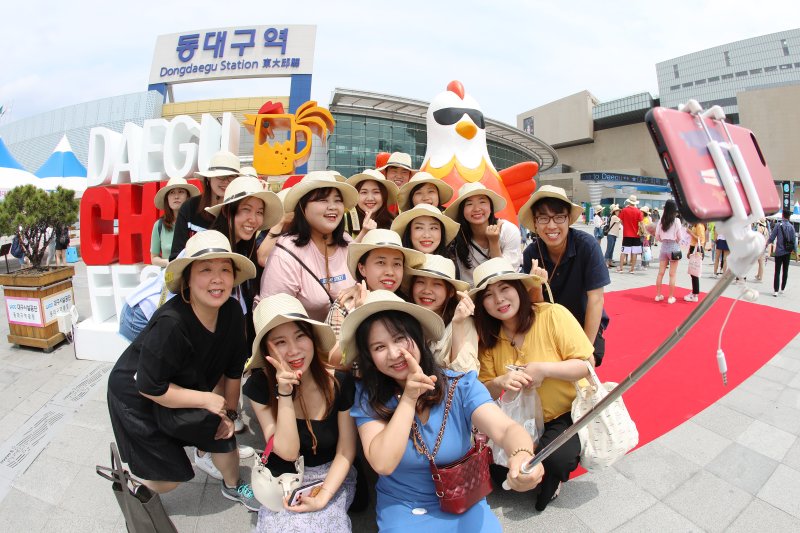'2019 대구 치맥 페스티벌'에 참가하기 위해 서울역에서 치맥열차를 이용해 동대구역 광장에 도착한 외국인 관광객들. 해당 축제엔중국·일본·동남아·미주 등 2000여명의 외국인 관광객이 참석했다.ⓒ News1